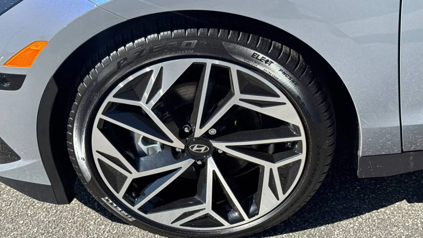 2025 Hyundai IONIQ 6 KMHM54AA4SA104940
