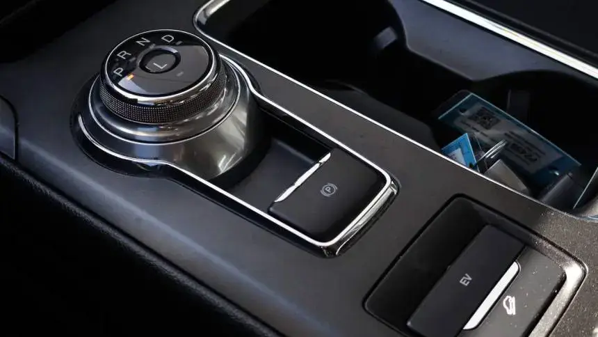 2017 Ford Fusion Energi - Images - 16