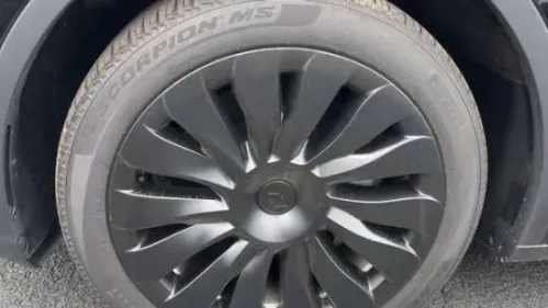2024 Tesla Model Y 7SAYGDEE0RA235068