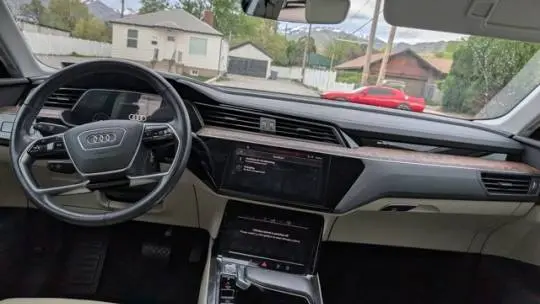 2019 Audi e-tron WA1LAAGE7KB020944