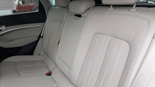 2019 Audi e-tron WA1LAAGE7KB020944