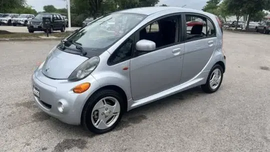 2016 Mitsubishi i-MiEV - Images - 1