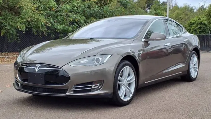 2015 Tesla Model S 5YJSA1E21FF118820