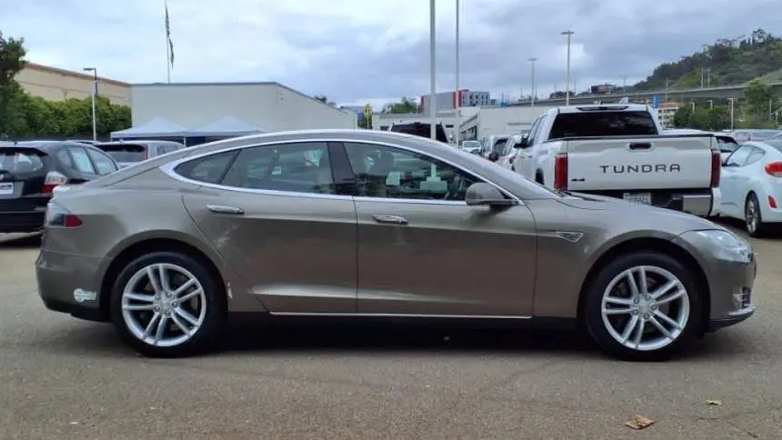 2015 Tesla Model S 5YJSA1E21FF118820