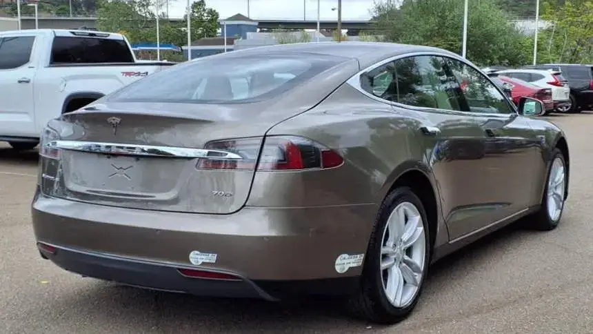 2015 Tesla Model S - Images - 5
