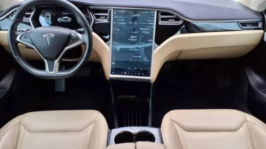 2015 Tesla Model S - Images - 11