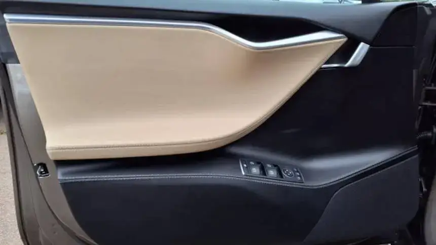 2015 Tesla Model S - Images - 14
