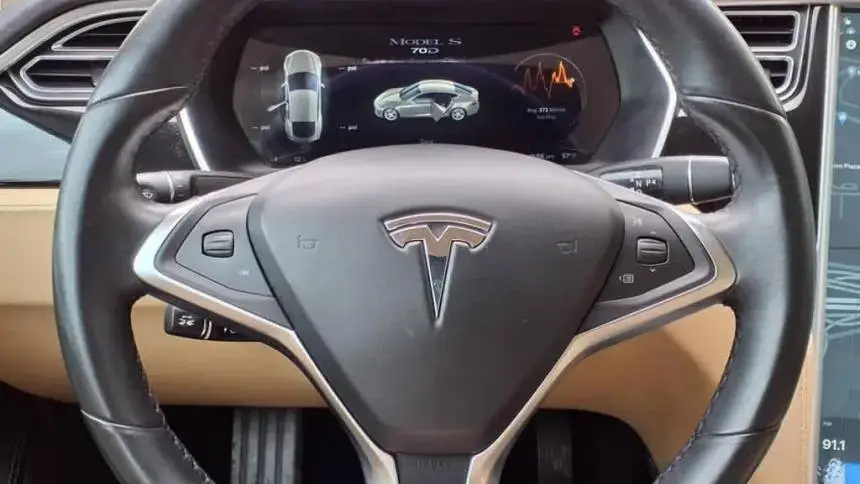 2015 Tesla Model S - Images - 17