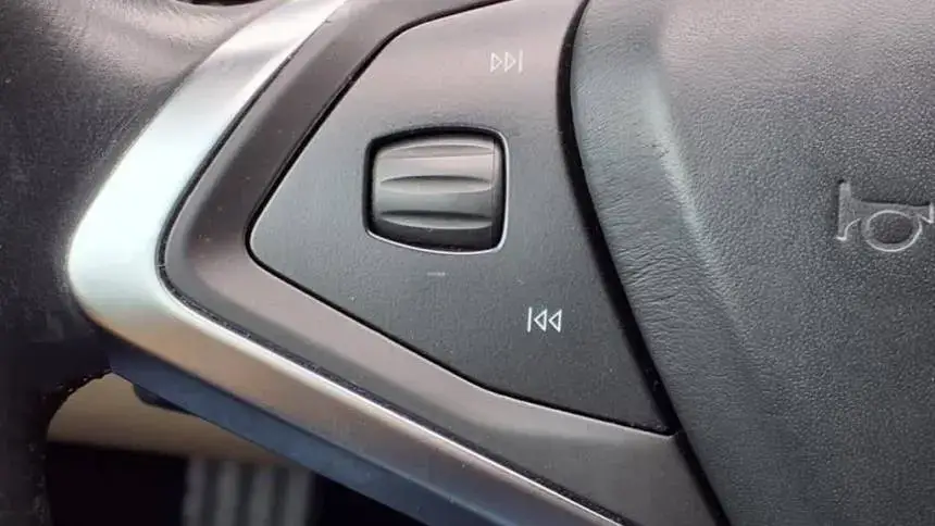 2015 Tesla Model S - Images - 18