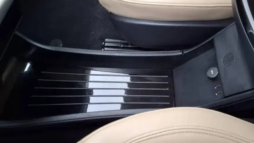 2015 Tesla Model S - Images - 23