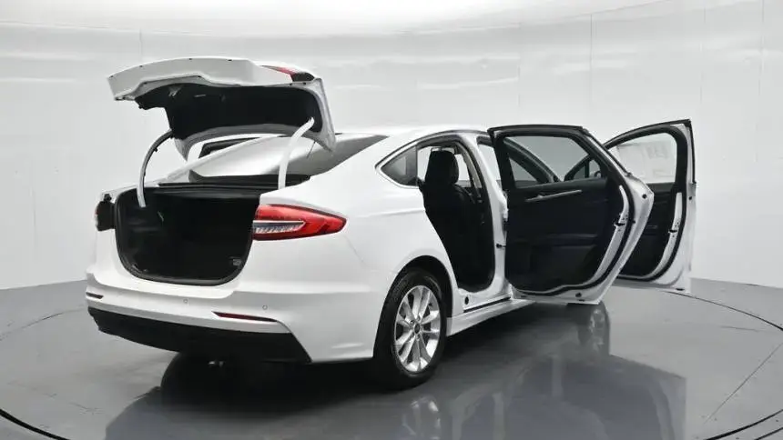 2019 Ford Fusion Energi - Images - 5