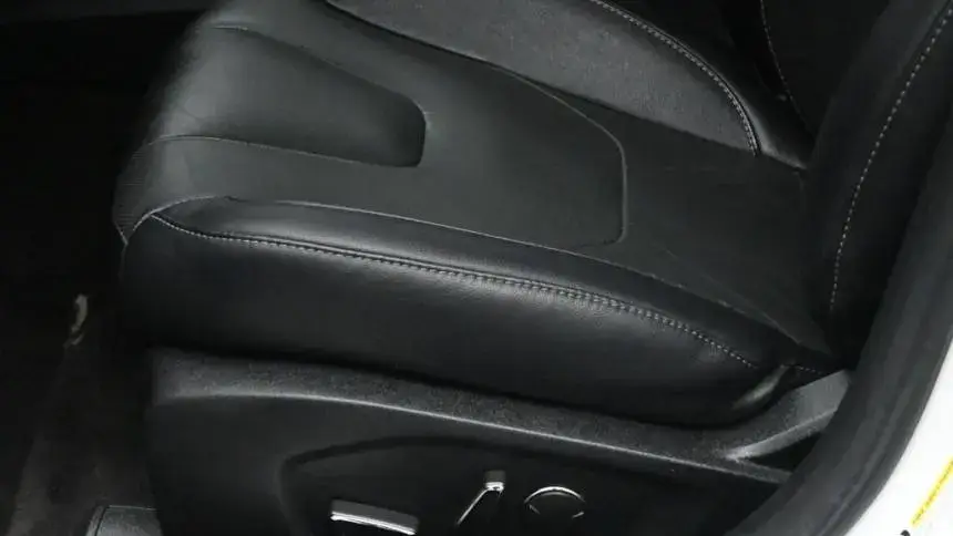 2019 Ford Fusion Energi - Images - 10