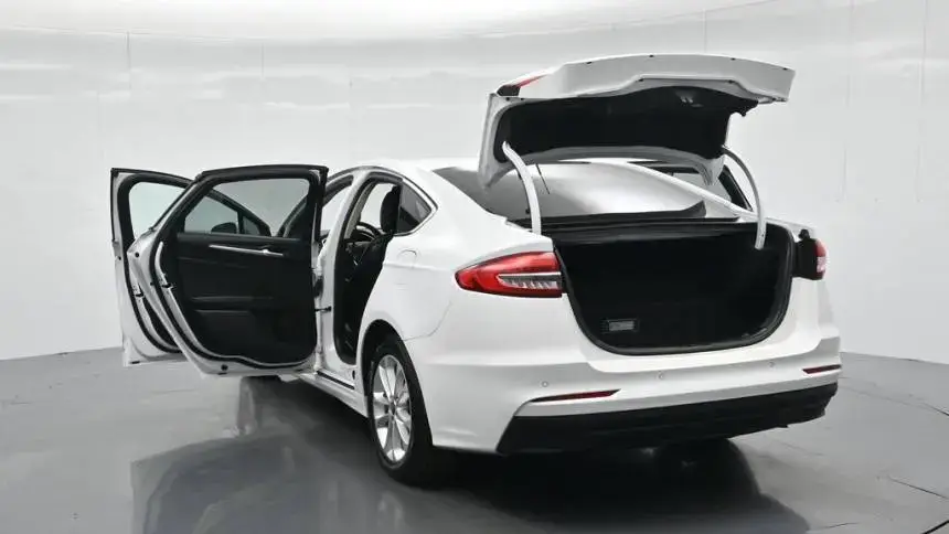 2019 Ford Fusion Energi - Images - 35
