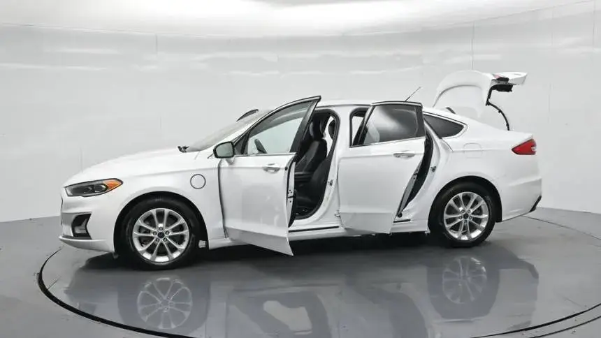2019 Ford Fusion Energi - Images - 37
