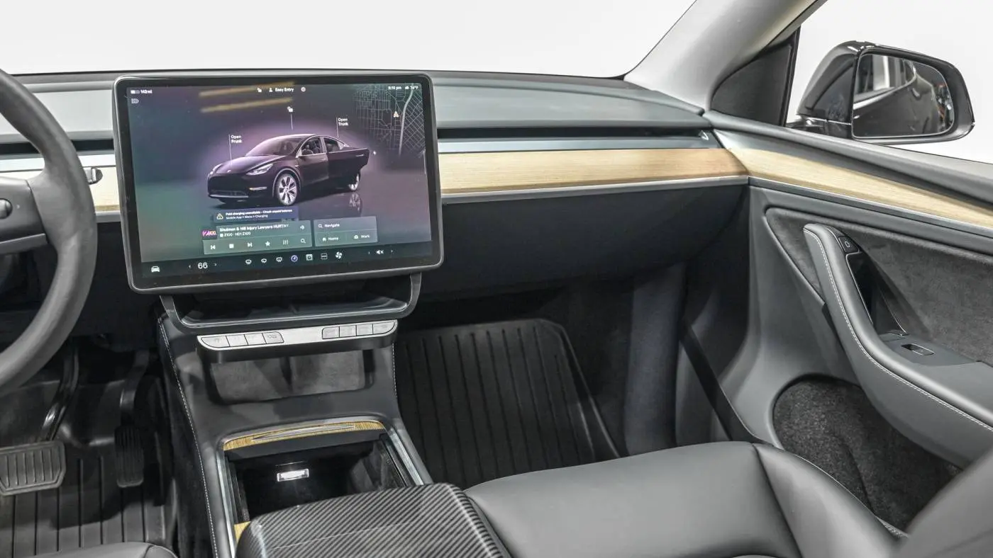2024 Tesla Model Y 7SAYGDEE4RA231699