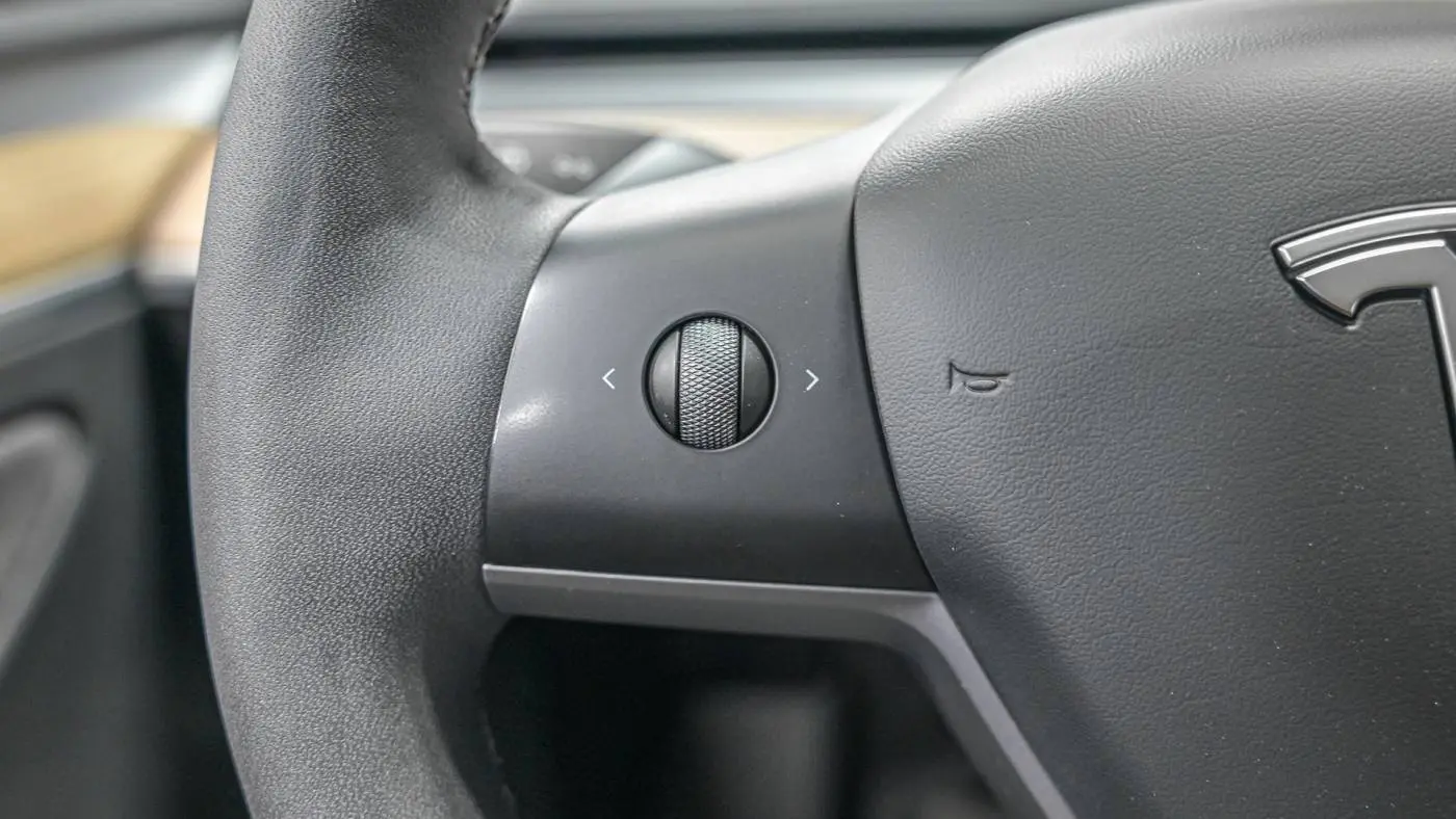 2024 Tesla Model Y 7SAYGDEE4RA231699