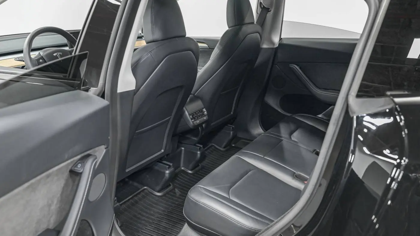 2024 Tesla Model Y 7SAYGDEE4RA231699