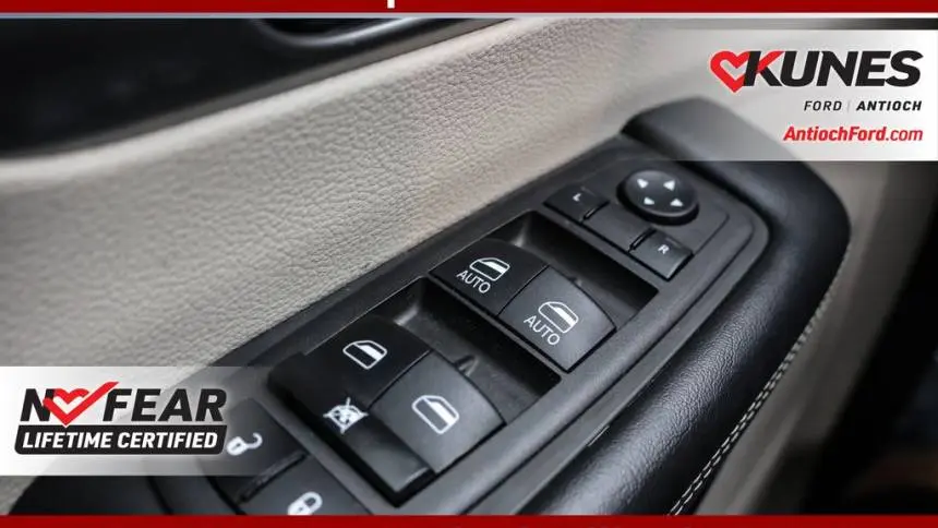2023 Chrysler Pacifica 2C4RC1L78PR556215