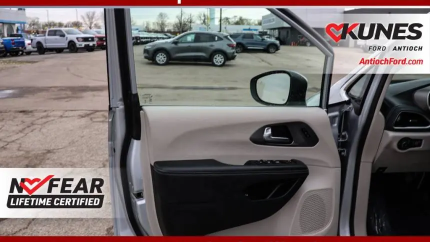 2023 Chrysler Pacifica 2C4RC1L78PR556215