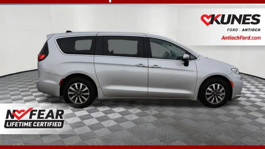 2023 Chrysler Pacifica 2C4RC1L78PR556215