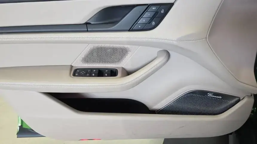 2022 Porsche Taycan - Images - 9