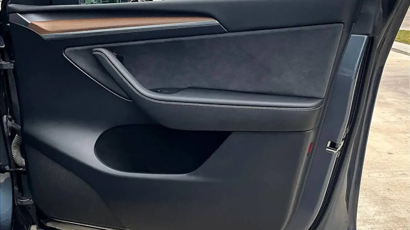 2023 Tesla Model Y 7SAYGDEE1PA090880