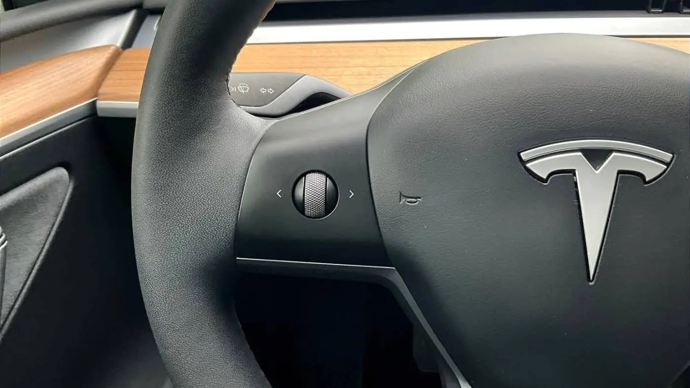 2023 Tesla Model Y 7SAYGDEE1PA090880