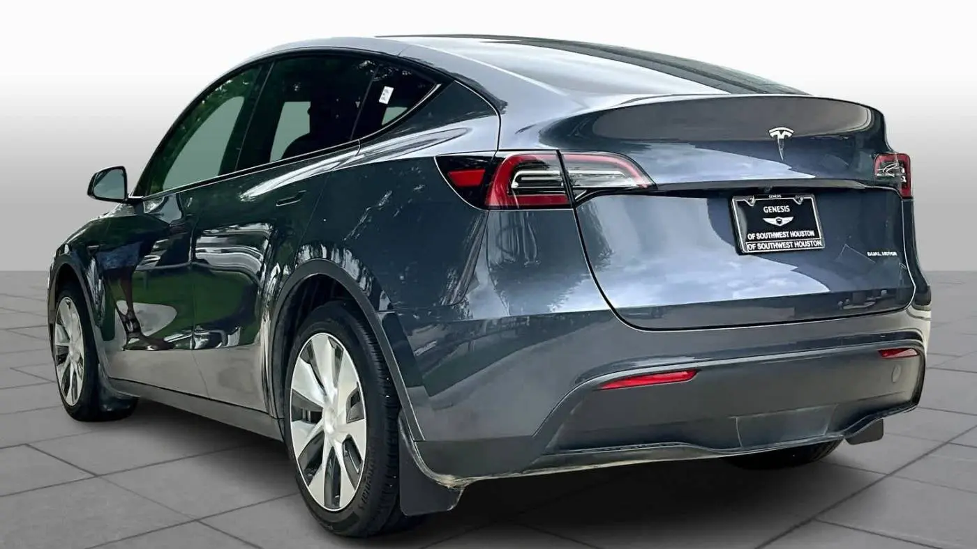 2023 Tesla Model Y 7SAYGDEE1PA090880