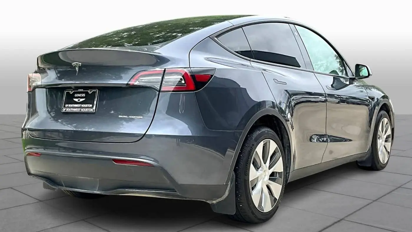 2023 Tesla Model Y 7SAYGDEE1PA090880