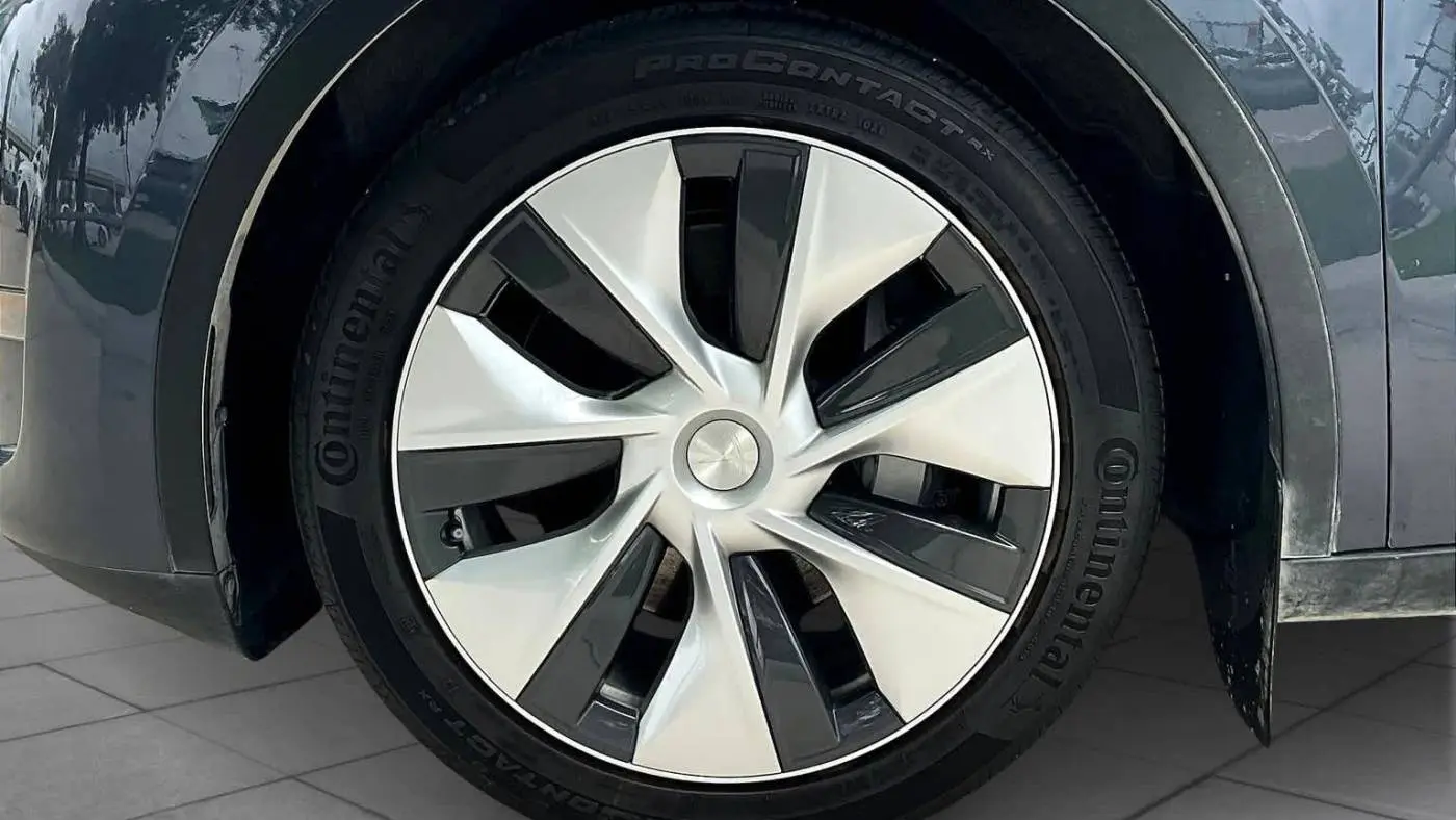 2023 Tesla Model Y 7SAYGDEE1PA090880