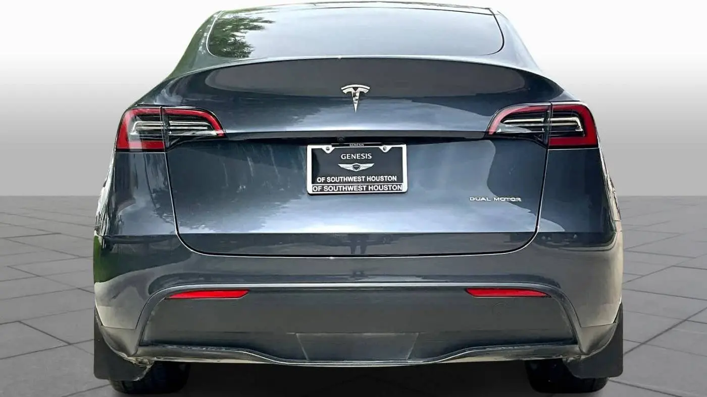 2023 Tesla Model Y 7SAYGDEE1PA090880