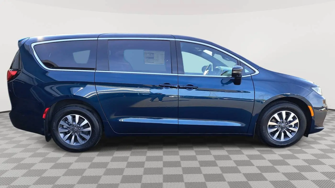 2025 Chrysler Pacifica 2C4RC1S79SR560476