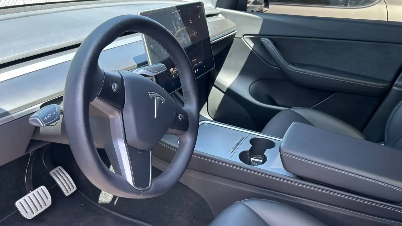 2022 Tesla Model Y 7SAYGDEF8NF513656