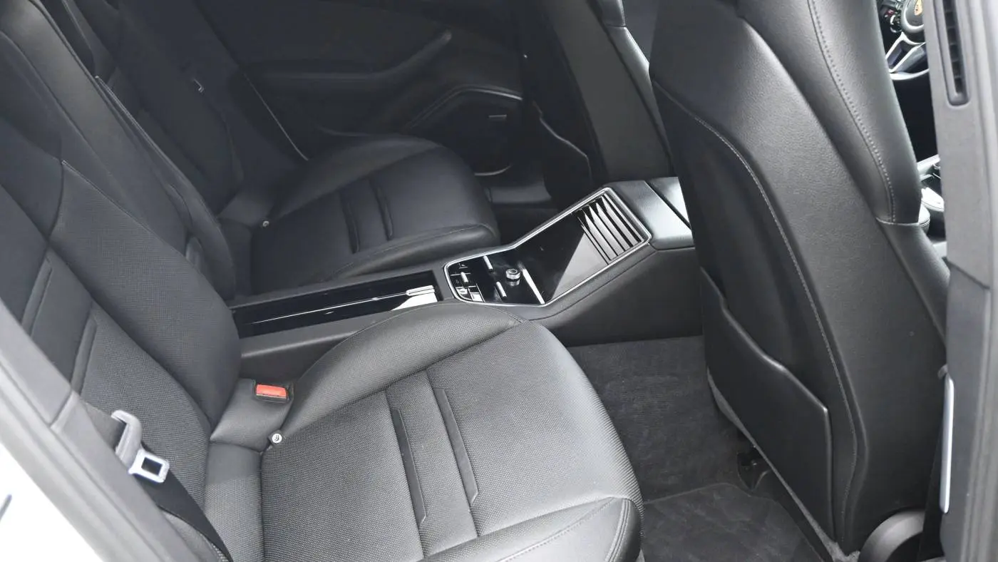 2018 Porsche Panamera WP0AE2A70JL130311