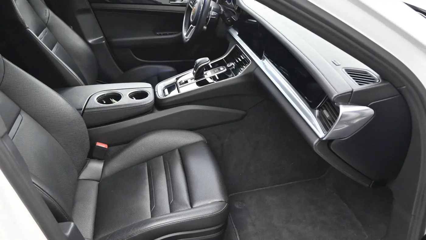 2018 Porsche Panamera WP0AE2A70JL130311