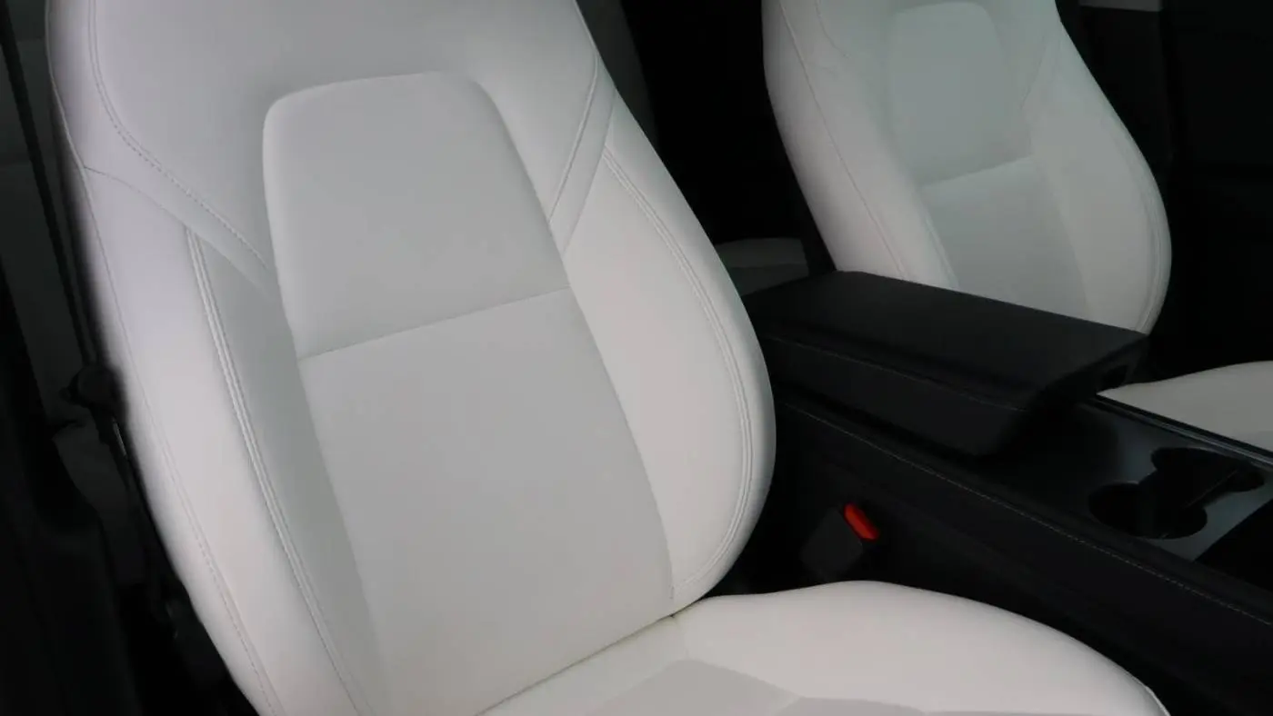 2024 Tesla Model Y 7SAYGDEE9RF117281