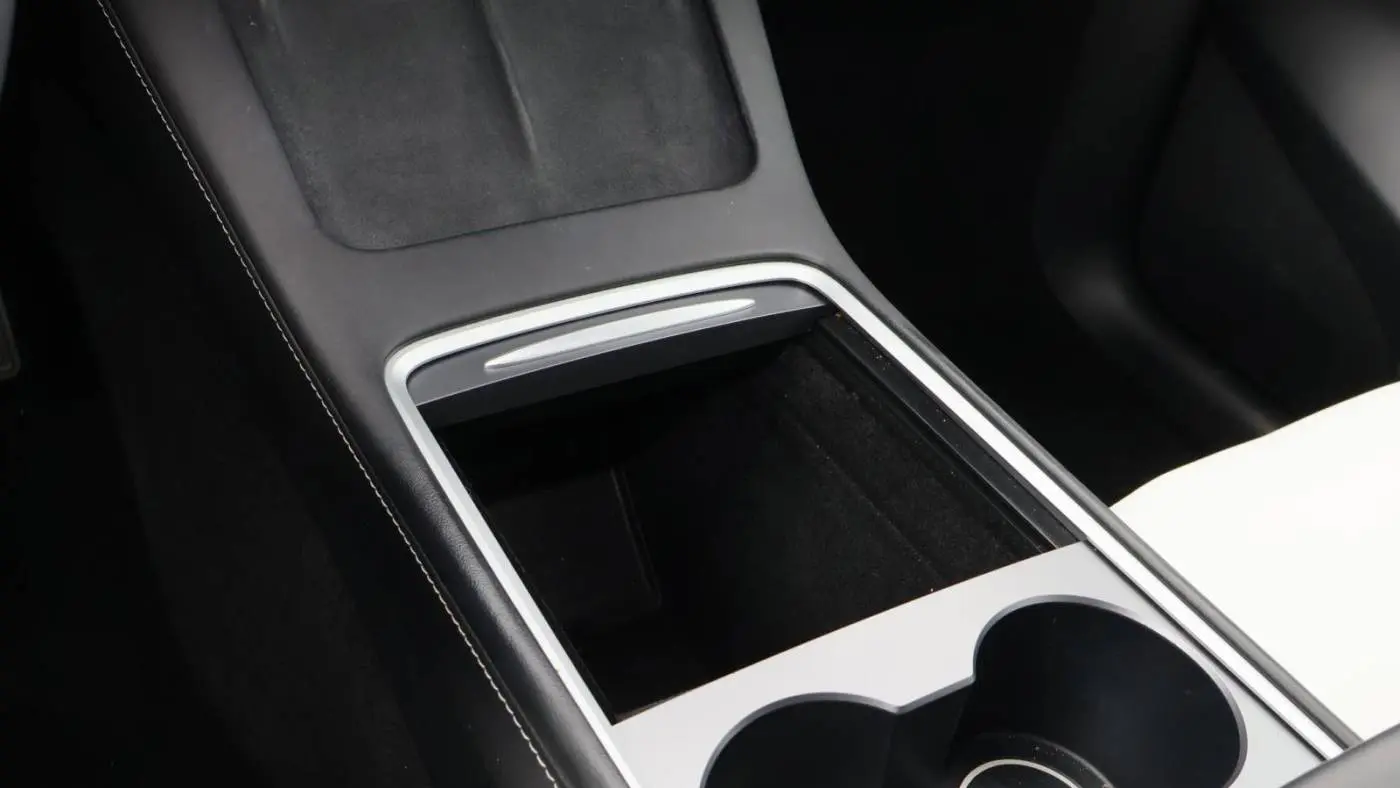 2024 Tesla Model Y 7SAYGDEE9RF117281