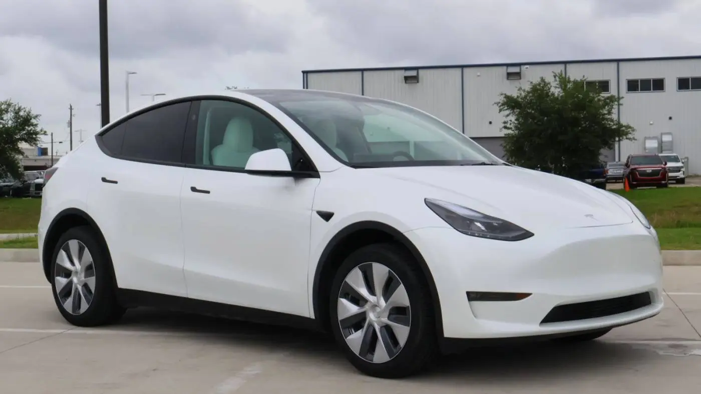 2024 Tesla Model Y 7SAYGDEE9RF117281