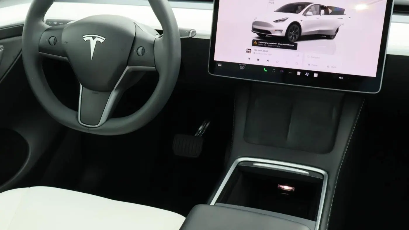 2024 Tesla Model Y 7SAYGDEE9RF117281