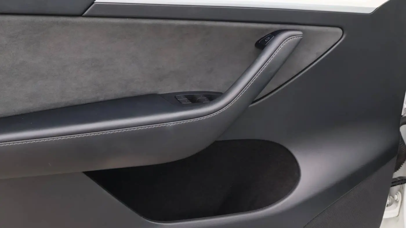 2024 Tesla Model Y 7SAYGDEE9RF117281