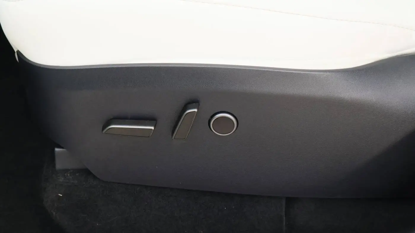 2024 Tesla Model Y 7SAYGDEE9RF117281