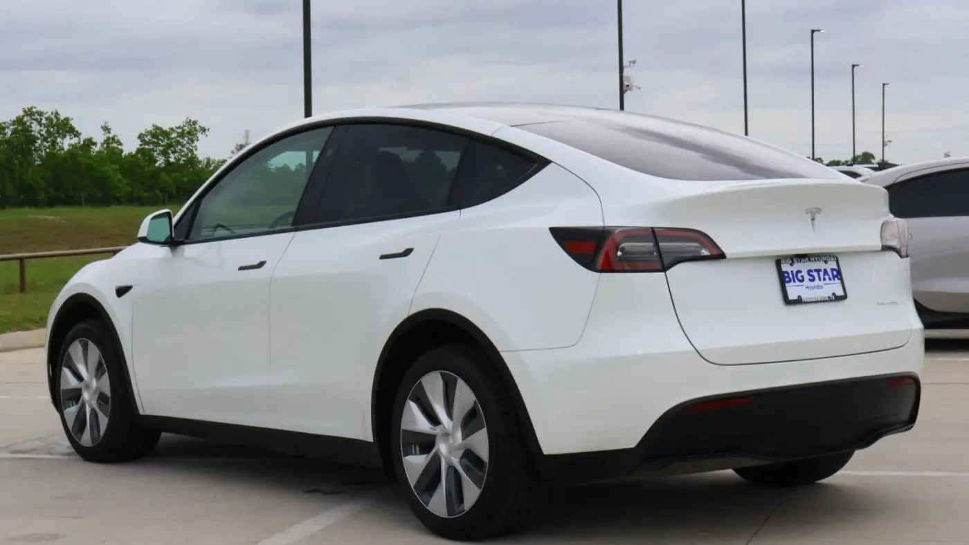 2024 Tesla Model Y 7SAYGDEE9RF117281