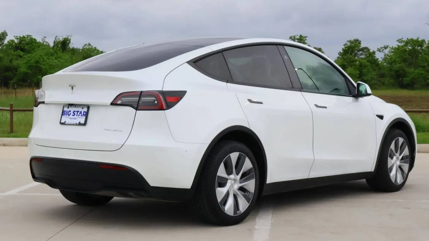 2024 Tesla Model Y 7SAYGDEE9RF117281