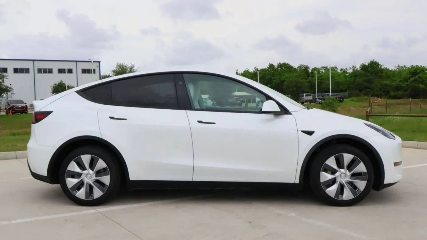 2024 Tesla Model Y 7SAYGDEE9RF117281