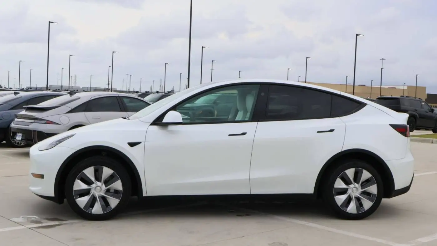 2024 Tesla Model Y 7SAYGDEE9RF117281