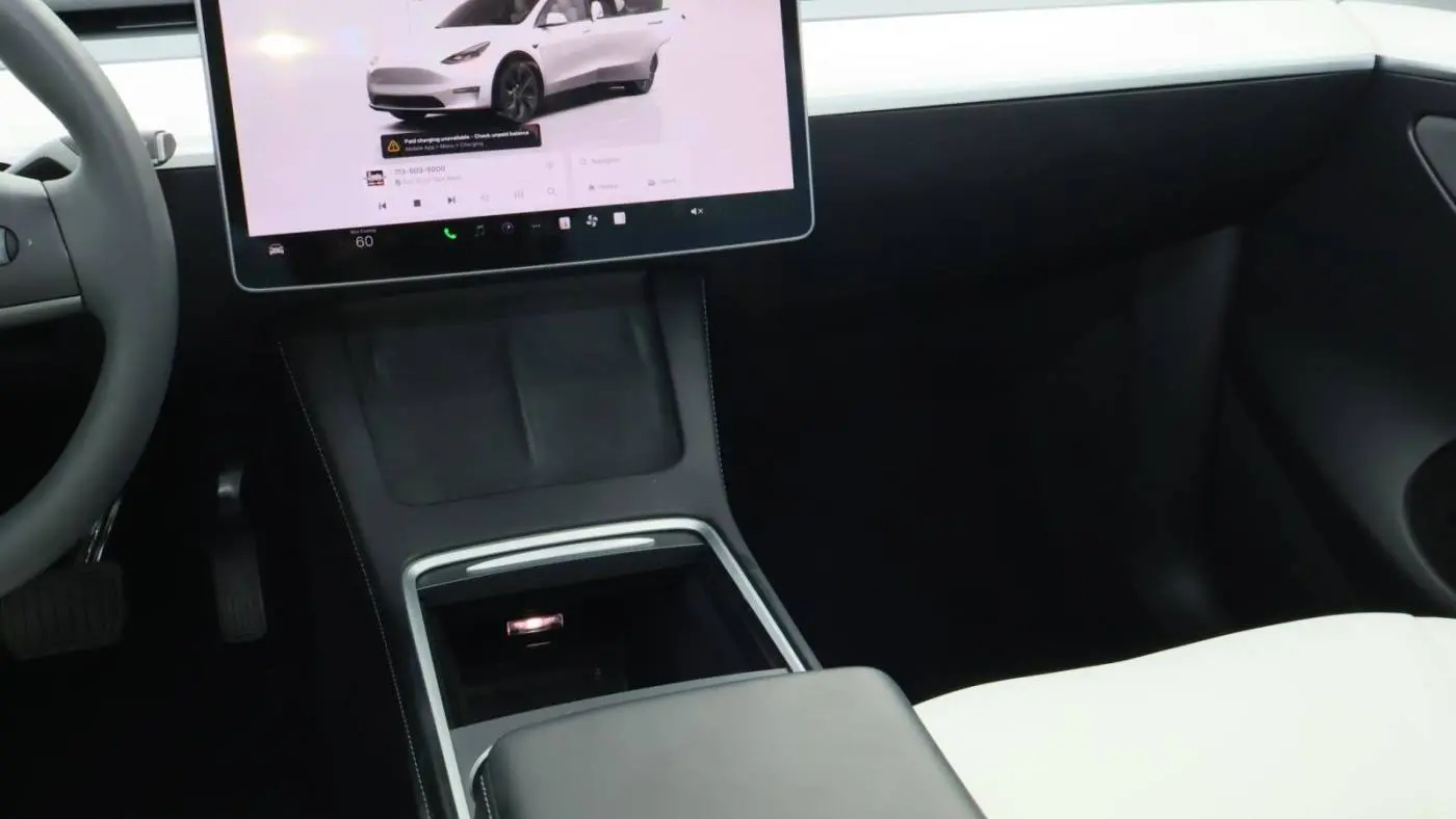 2024 Tesla Model Y 7SAYGDEE9RF117281