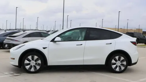 2024 Tesla Model Y 7SAYGDEE9RF117281