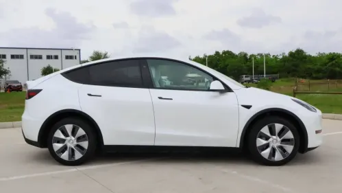 2024 Tesla Model Y 7SAYGDEE9RF117281