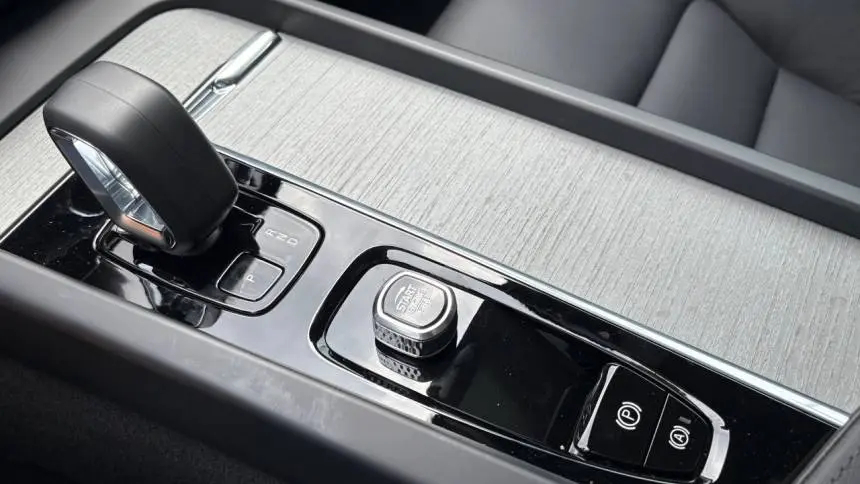 2025 Volvo XC60 YV4H60RC4S1190040