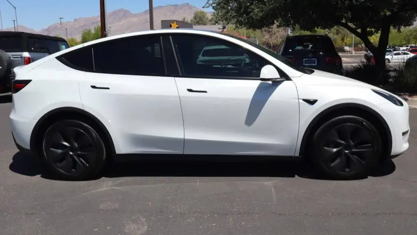 2025 Tesla Model Y 7SAYGDED6SF220929